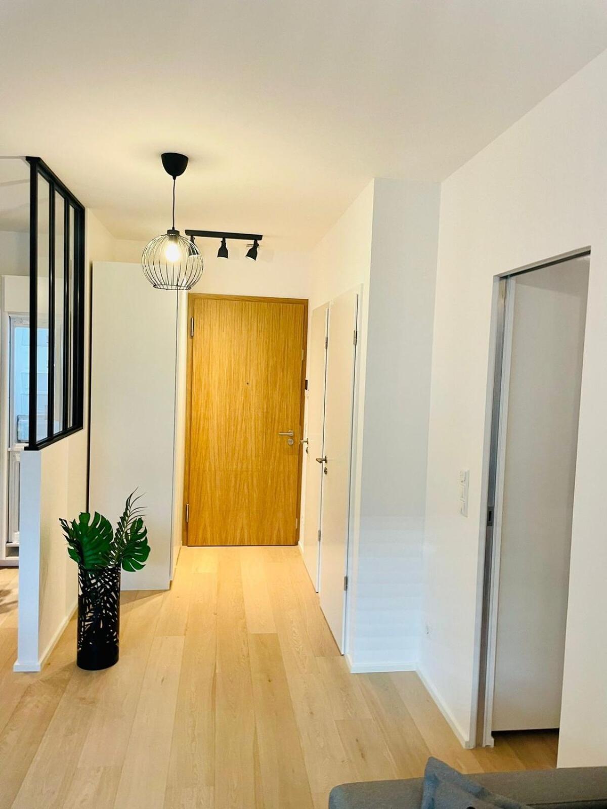 Beautiful One Bedroom In Center W Terrace & Parking *