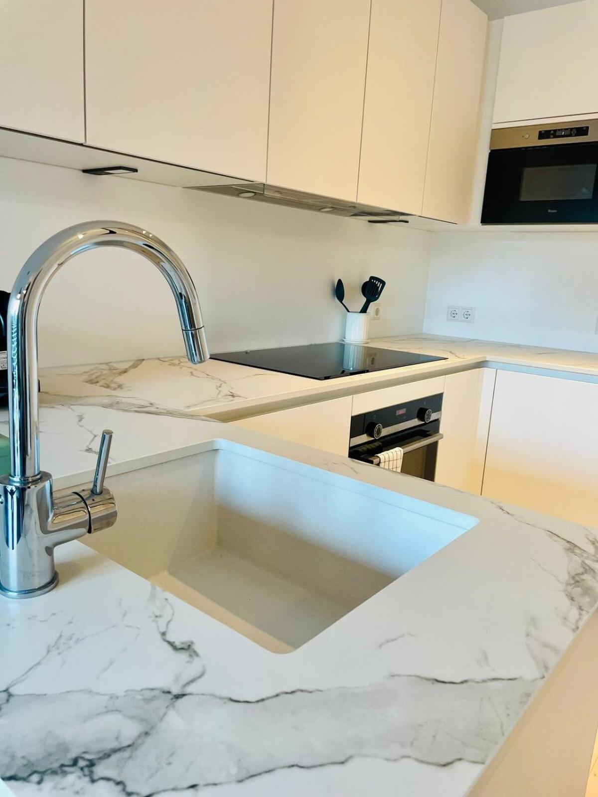 Beautiful One Bedroom In Center W Terrace & Parking Appartement *
