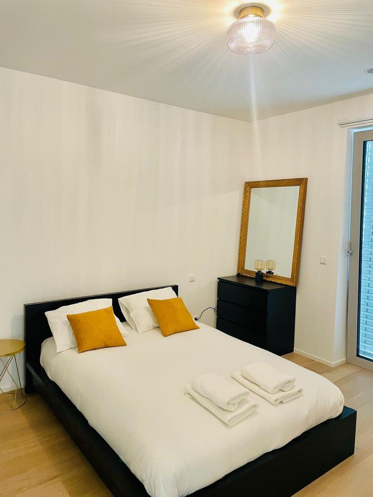 Beautiful One Bedroom In Center W Terrace & Parking Appartement *