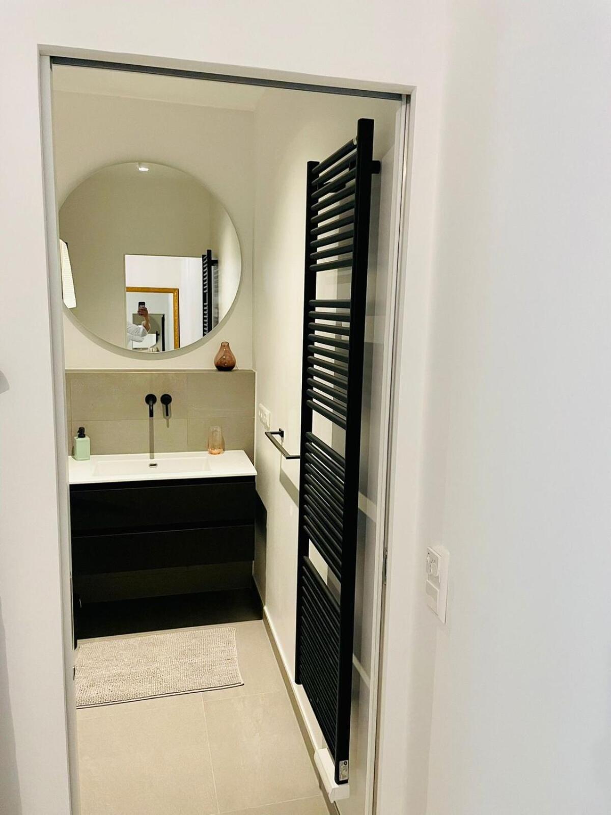 Beautiful One Bedroom In Center W Terrace & Parking