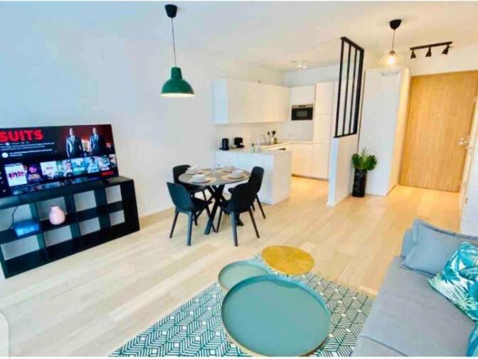 Beautiful One Bedroom In Center W Terrace & Parking Appartement *